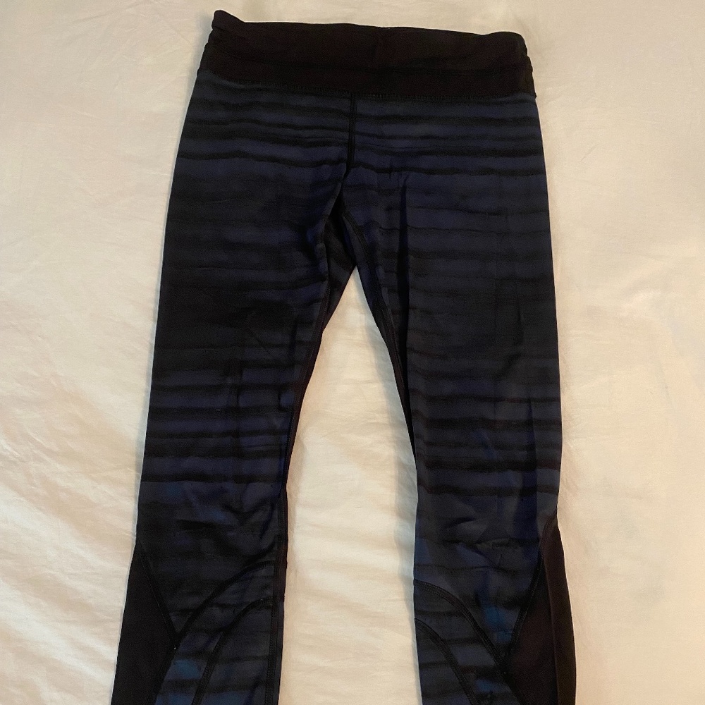 Lululemon leggings 21" (black and navy print, size 6)